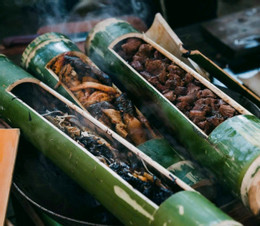 a3Khách Tây thích thú trải nghiệm làm cơm lam.jpg