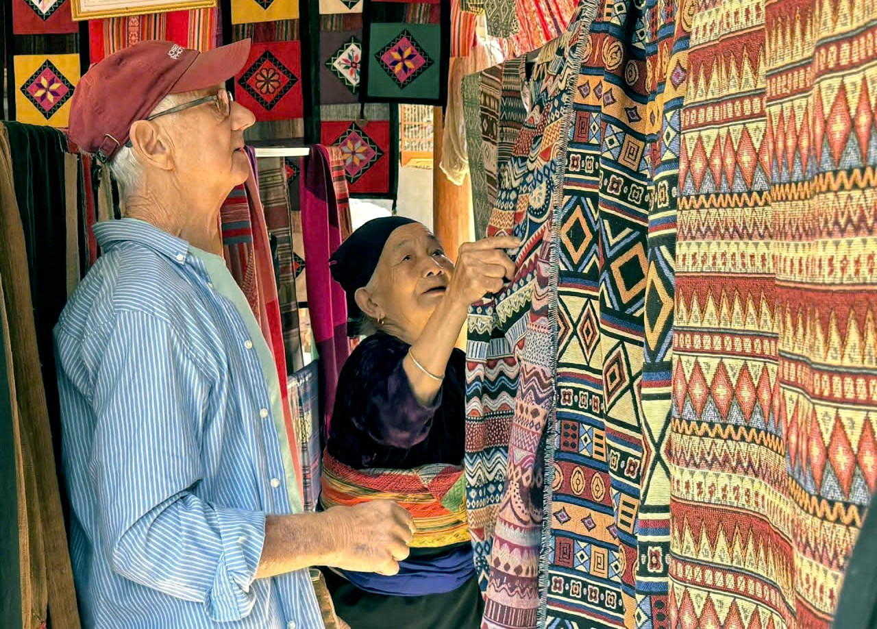 a6Khách Tây thích thú trải nghiệm làm cơm lam.jpg