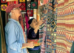 a6Khách Tây thích thú trải nghiệm làm cơm lam.jpg