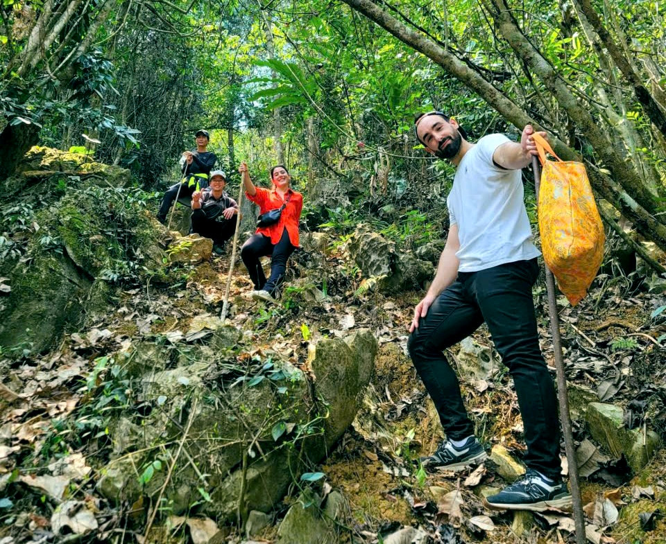 a8Khách Tây thích thú trải nghiệm làm cơm lam.jpg