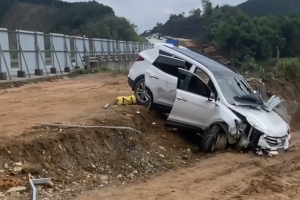 Ô tô lao vào rào chắn công trường trên cao tốc, hành khách bị thanh sắt đâm trúng 