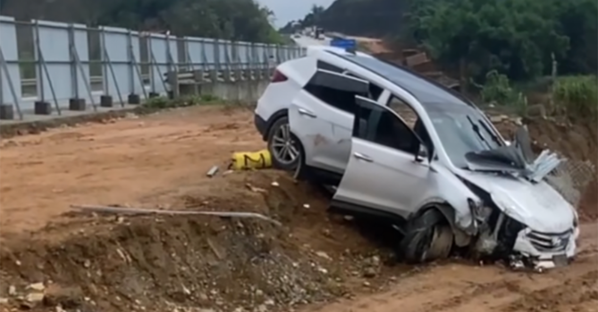 Ô tô lao vào rào chắn công trường cao tốc, hành khách bị thanh sắt đâm phải