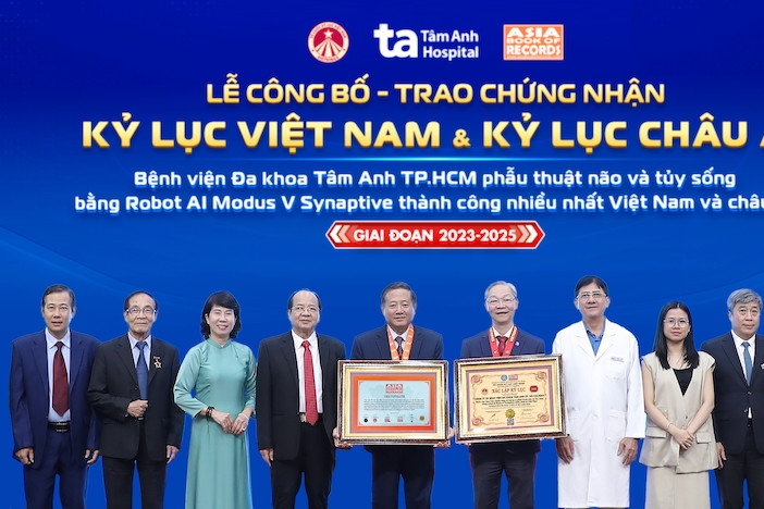 BVĐK Tâm Anh lập kỷ lục châu Á về ứng dụng Robot AI phẫu thuật não, cột sống