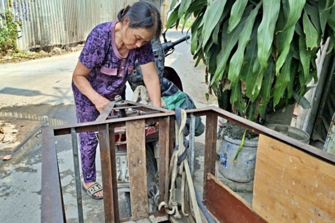 Chồng mất, con khuyết tật, bà nội già yếu oằn lưng nhặt ve chai nuôi 3 cháu