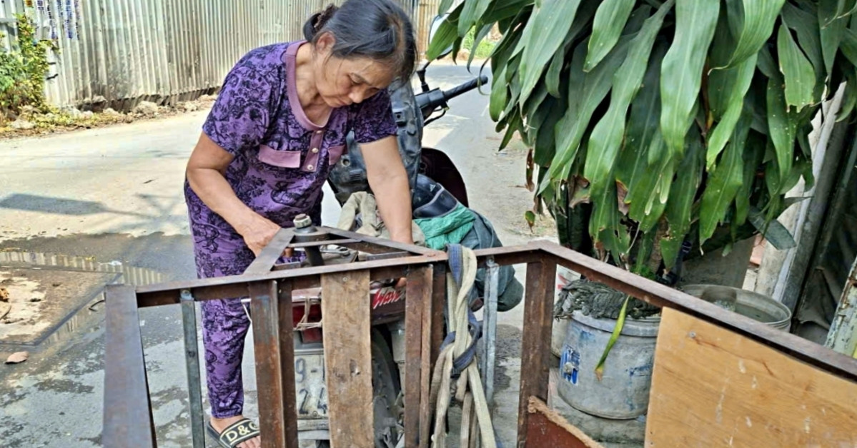 Chồng mất, con khuyết tật, bà nội già yếu oằn lưng nhặt ve chai nuôi 3 cháu