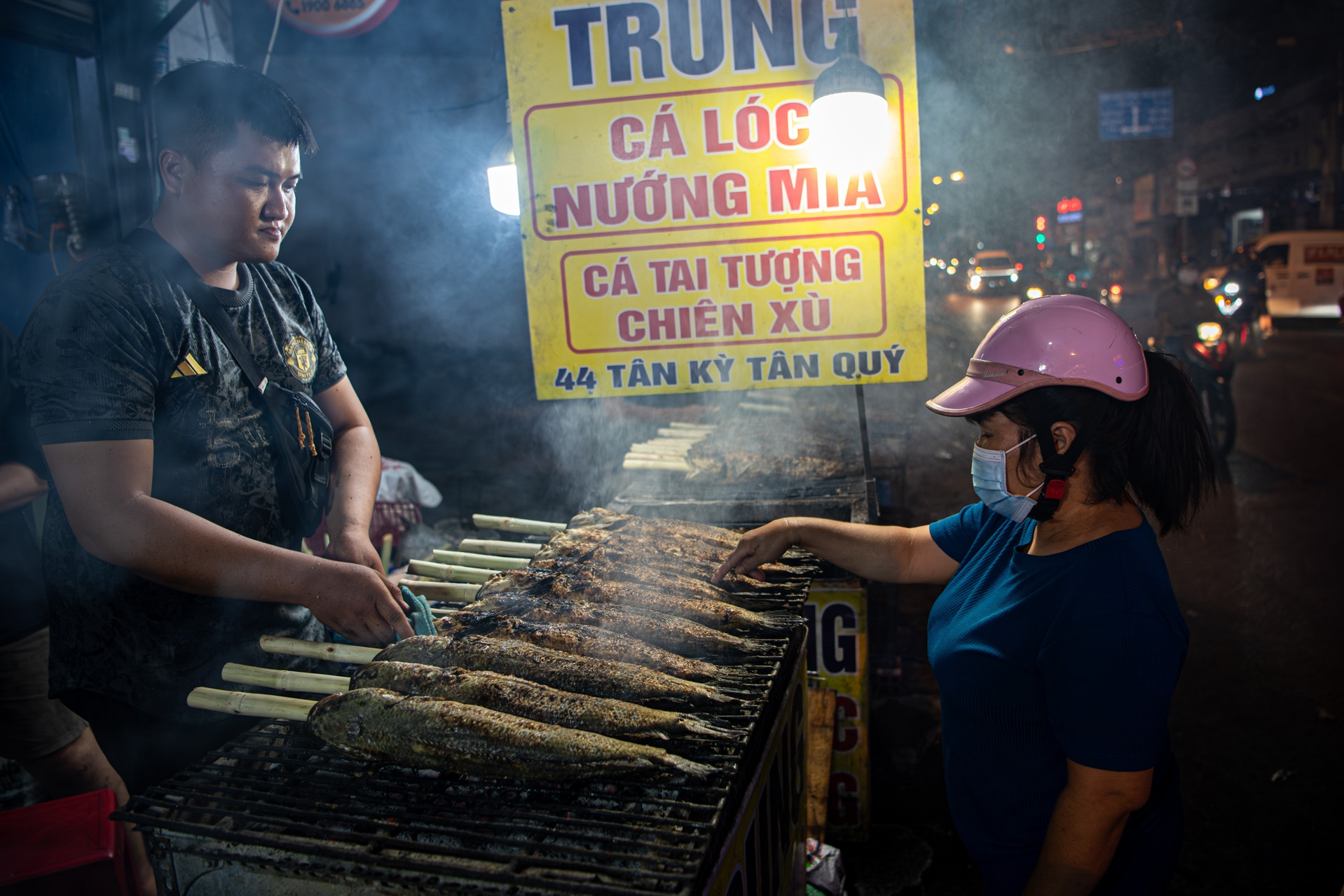 Phố cá lóc ngậm mía đỏ lửa đêm vía Thần Tài, giá khoảng 200 nghìn/con
