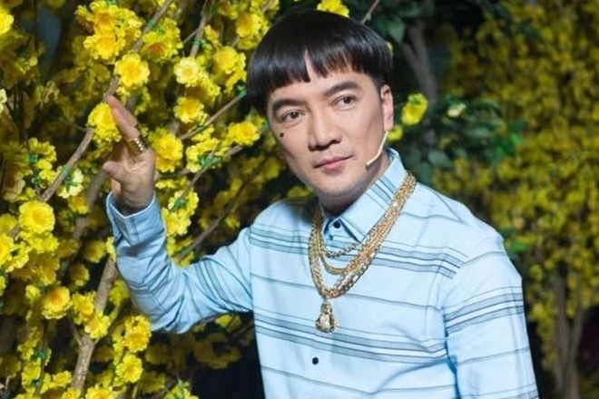 Đàm Vĩnh Hưng đeo đầy vàng, Khánh Vân khóc vì được chồng hơn 17 tuổi cưng chiều