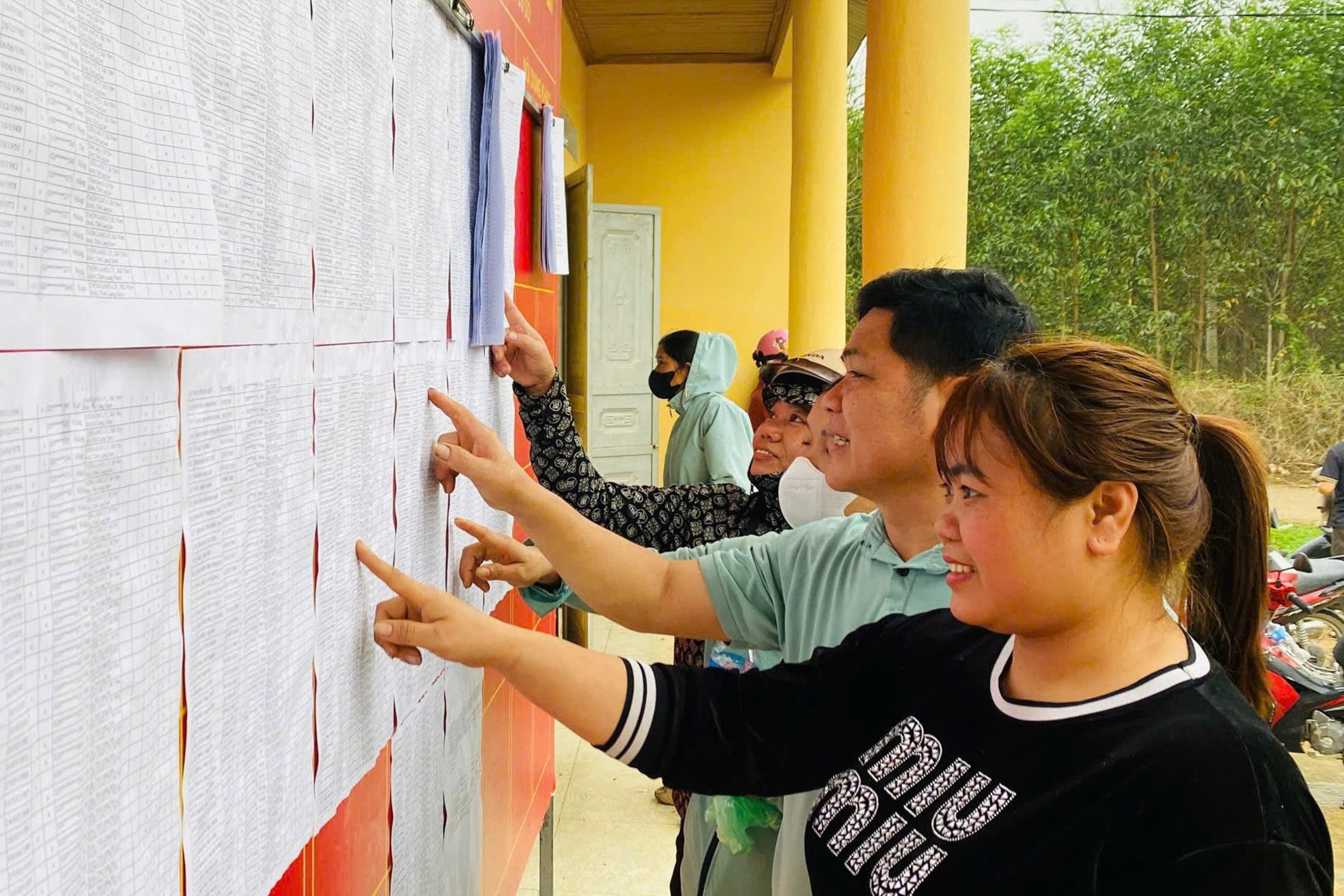 Đẩy mạnh tuyên truyền bầu cử đến từng thôn, bản