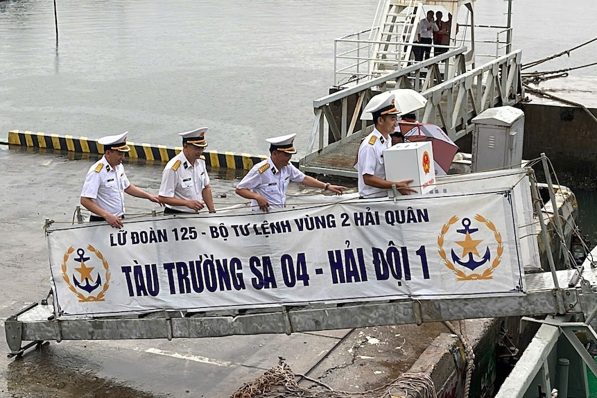  Hải quân, cảnh sát biển thực hiện bầu cử sớm nhất cả nước 