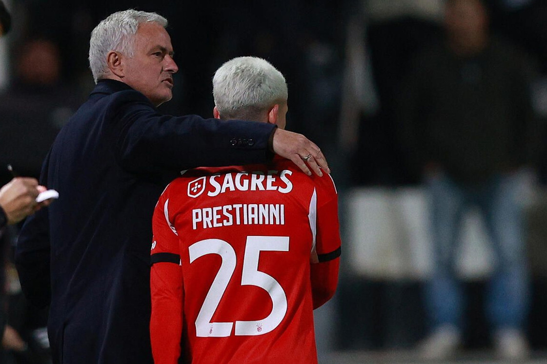 HLV Mourinho lập kỷ lục buồn tại Champions League