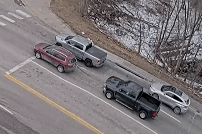 Hố sụt bất ngờ xuất hiện giữa ngã tư, 'nuốt chửng' 2 ô tô đang chờ đèn đỏ