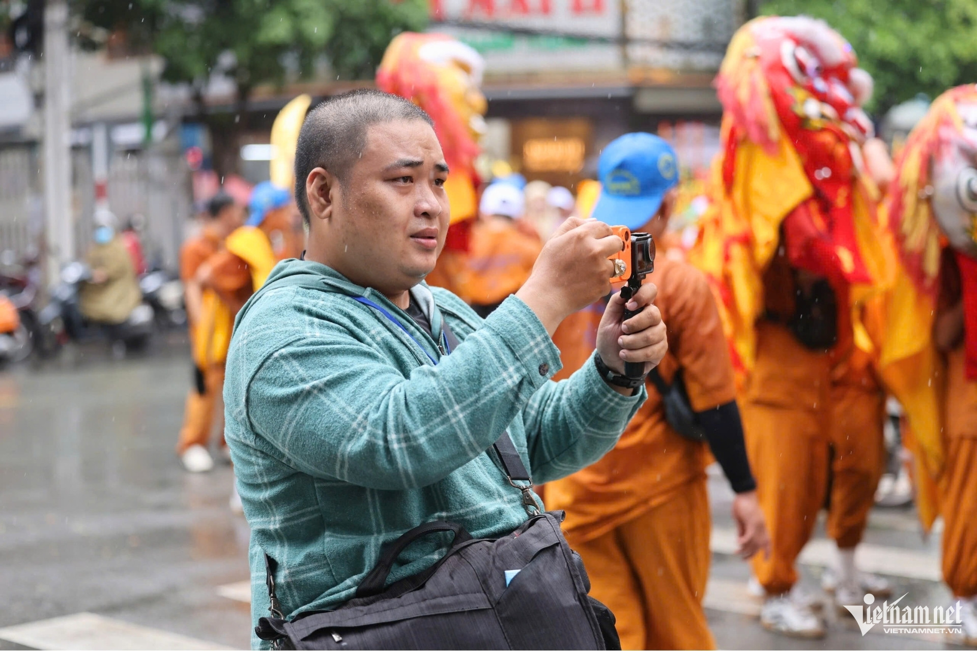 Hơn 800 người đội mưa diễu hành lễ Nghinh thần xuất du