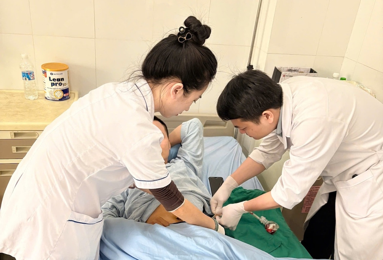 Hy hữu người đàn ông trẻ ngã ngồi vào cọc sắt xuyên thấu bụng 30cm