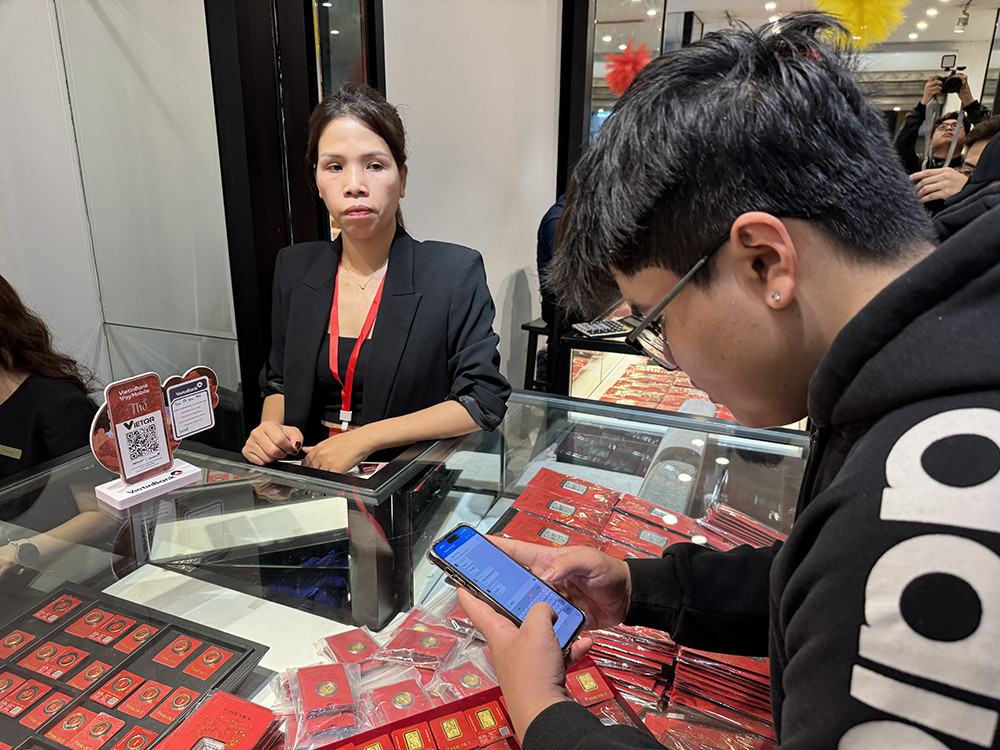 Xếp hàng từ 3 giờ sáng mua vàng Thần Tài, nhiều người lãi đậm sau một năm 2 IMG_1732 copy.jpg