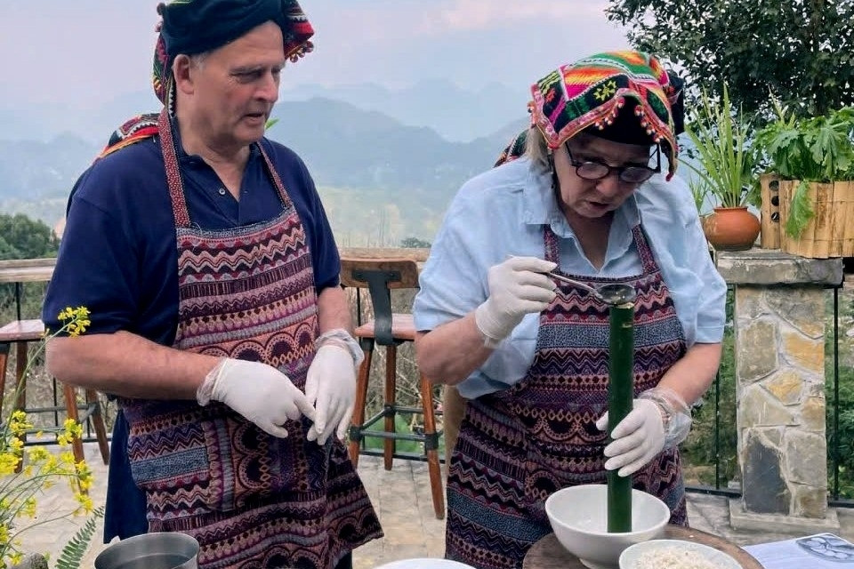 Khách Tây thích thú trải nghiệm làm cơm lam ở Pù Luông