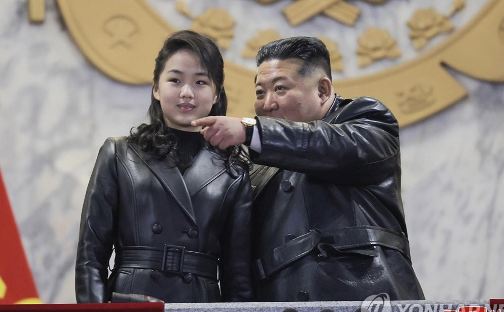 Kim Jong Un và con gái. Ảnh: KCNA