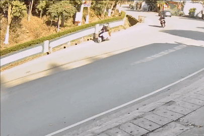 Lấn toàn bộ làn ngược chiều tại khúc cua, xe khách khiến xe máy gặp nạn