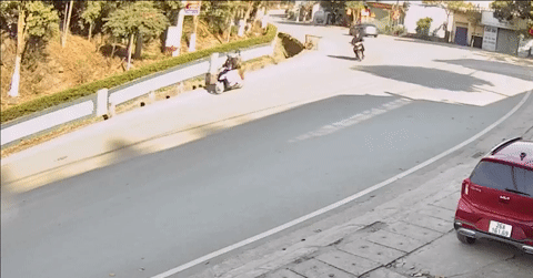 Xe khách lấn làn ngược chiều, xe máy gặp nạn tại khúc cua nguy hiểm