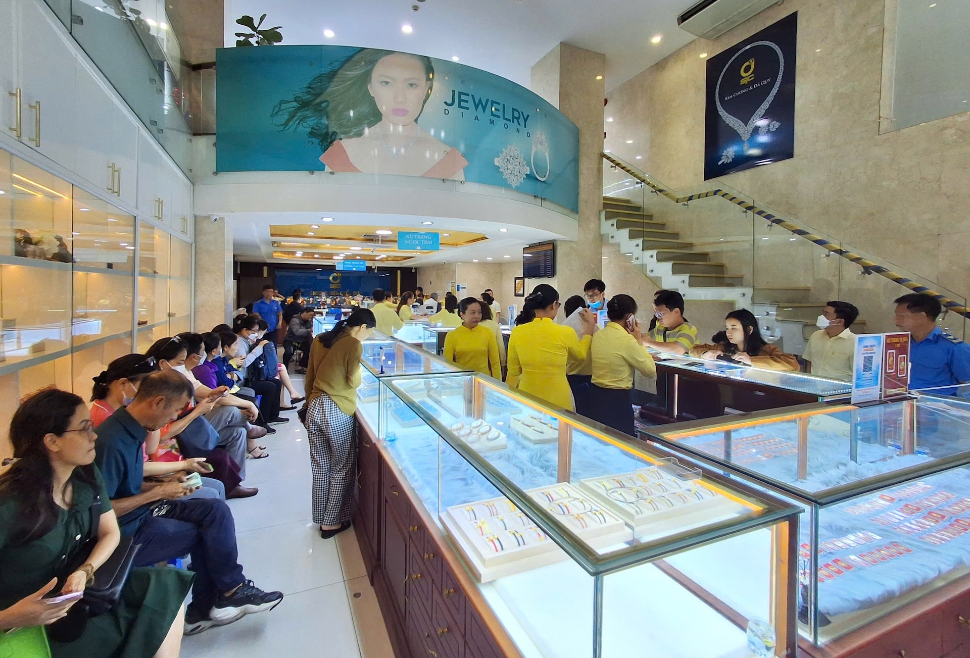 Người phụ nữ TPHCM 20 năm mua vàng trong ngày vía Thần Tài, từ lúc giá 8,5 triệu/lượng