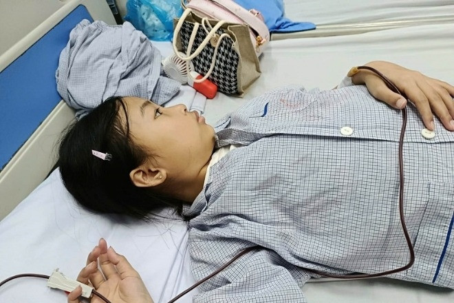 Mất chồng và con trai, mẹ nghèo nghẹn lòng vay nợ cứu con gái út bị ung thư