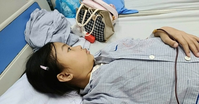 Mẹ nghèo vay nợ cứu con gái út bị ung thư, chồng và con trai bỏ mặc