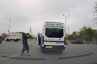 Mở cửa bắt khách giữa đường, tài xế xe 16 chỗ có thể 'dính' phạt nặng