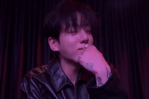  Nam ca sĩ 29 tuổi gây tranh cãi vì livestream uống rượu, văng tục trên sóng 