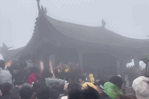 Ngàn người mặc áo mưa leo đỉnh Yên Tử ngày chính hội