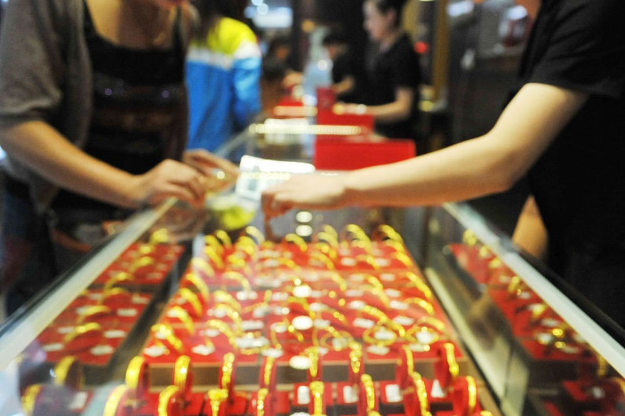 Người đàn ông chi số tiền lớn mua 800 gram vàng, chủ tiệm lập tức báo công an