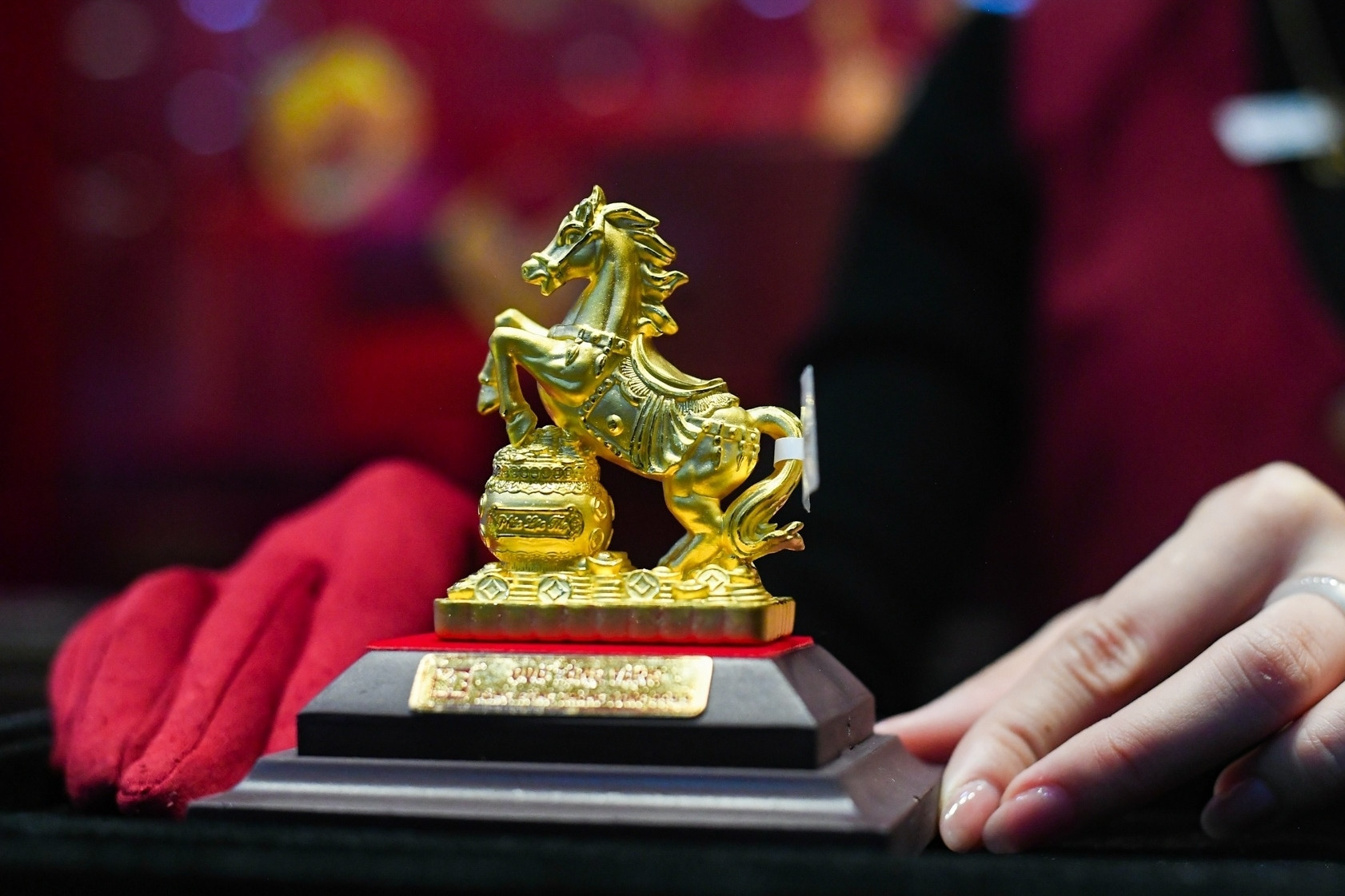 Giá vàng hôm nay 27/2/2026 neo cao 5.170 USD/ounce, rủi ro điều chỉnh gia tăng