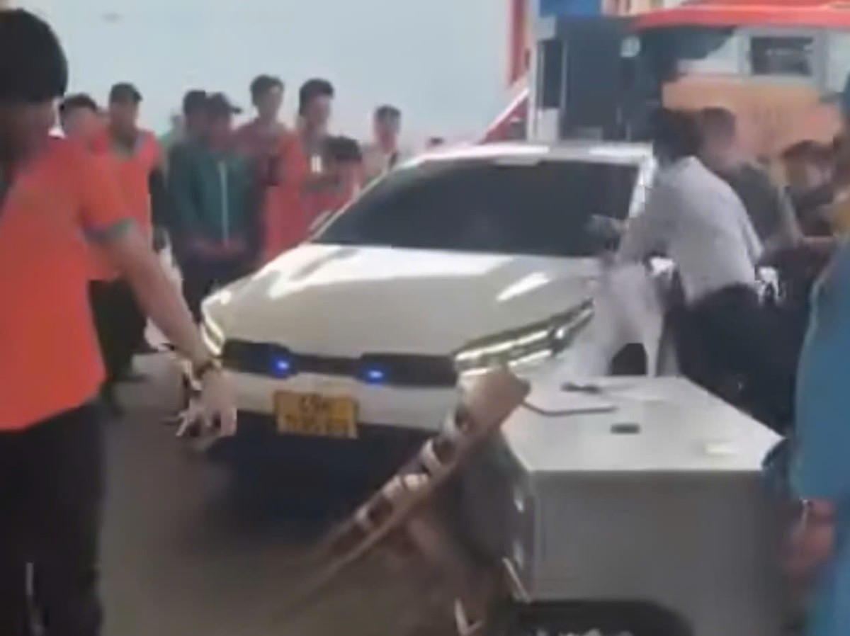 Tạm giữ tài xế 26 tuổi lái ô tô lao vào đám đông ở Đà Lạt.jpg