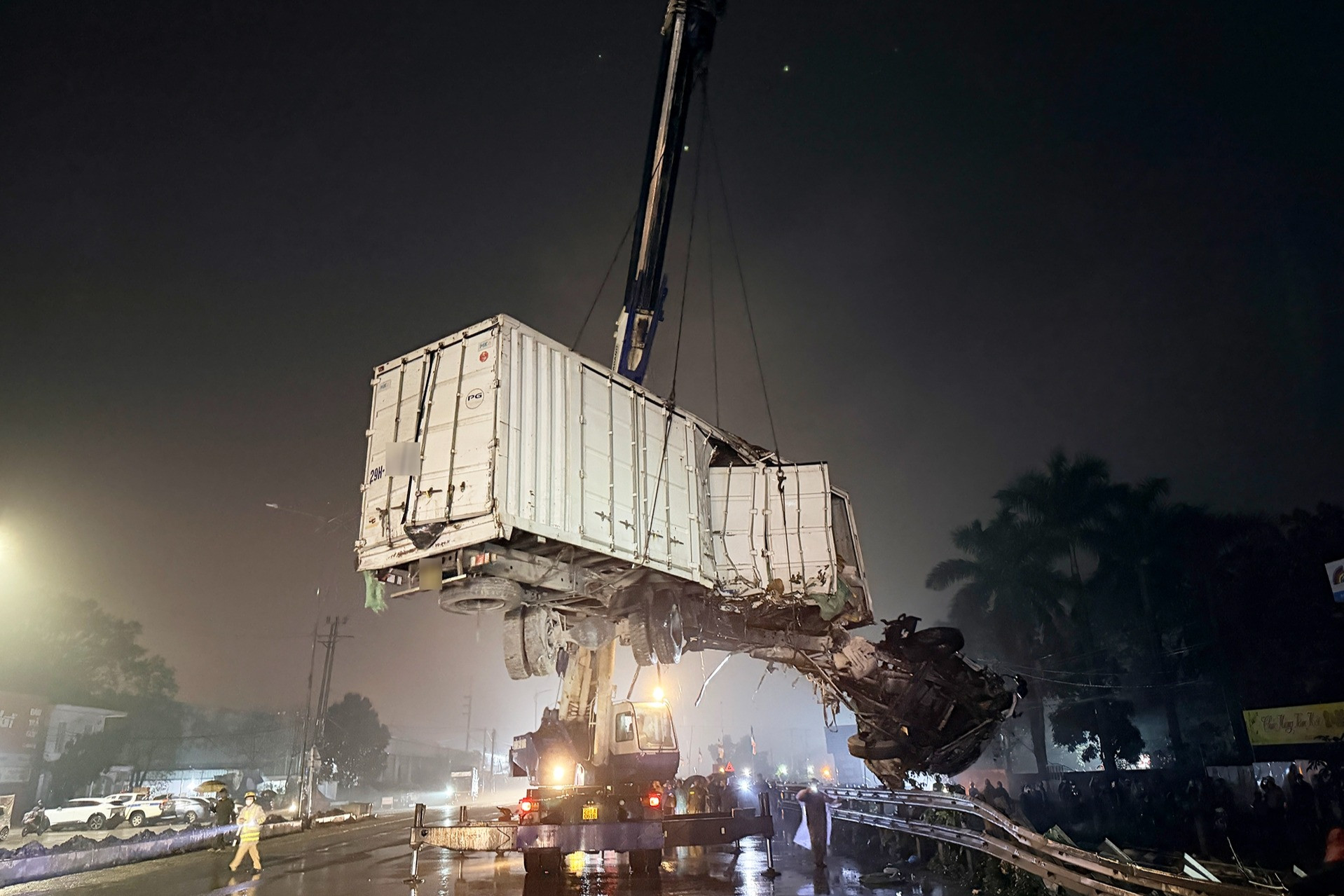 Hiện trường vụ tai nạn giữa ô tô tải và tàu hỏa ở Hà Nội khiến 1 người tử vong