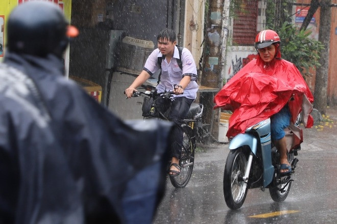 TPHCM mưa trái mùa trong ngày vía Thần Tài
