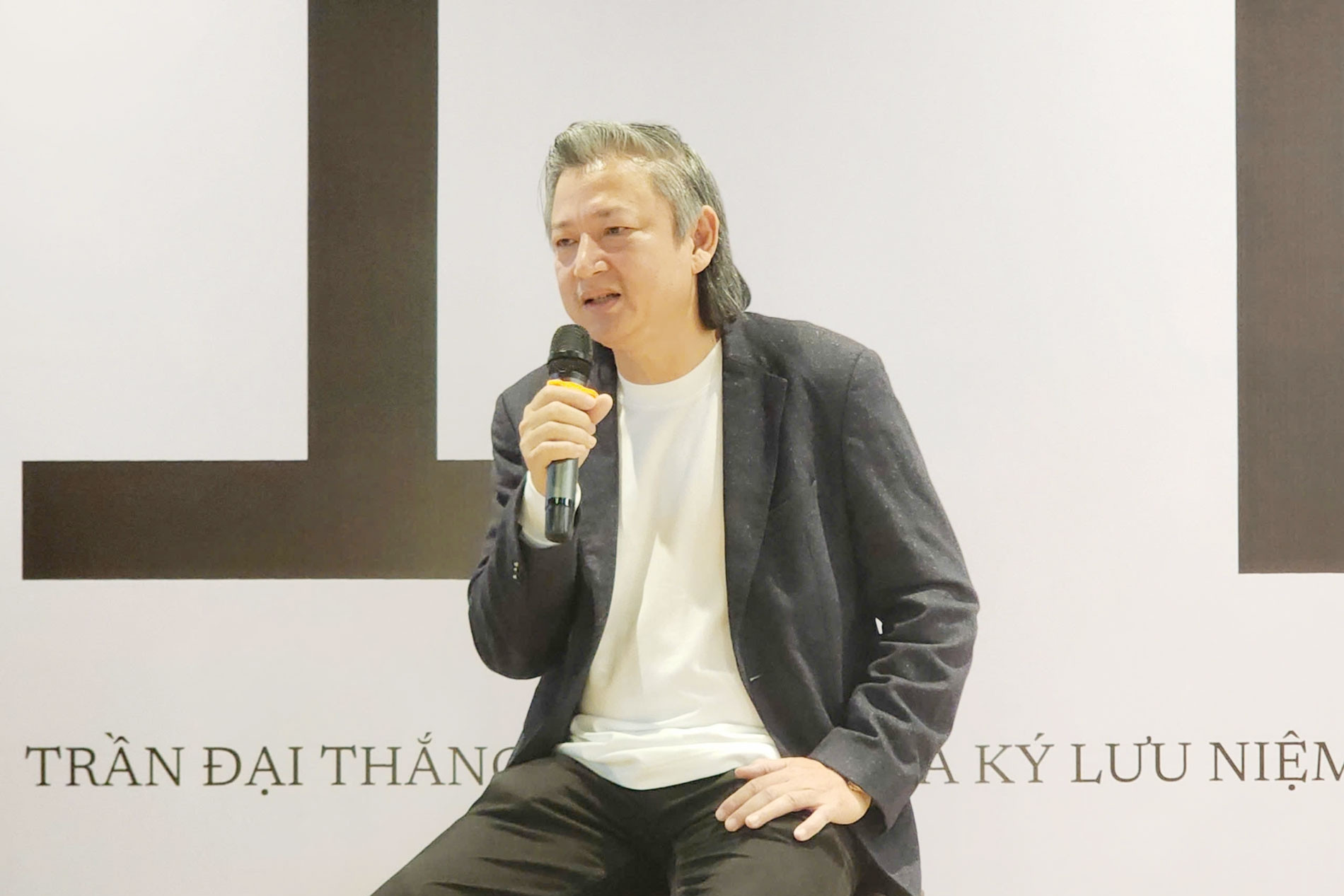 Từ họa sĩ vẽ bìa sách tới người đàn ông xây dựng đế chế sách nổi tiếng