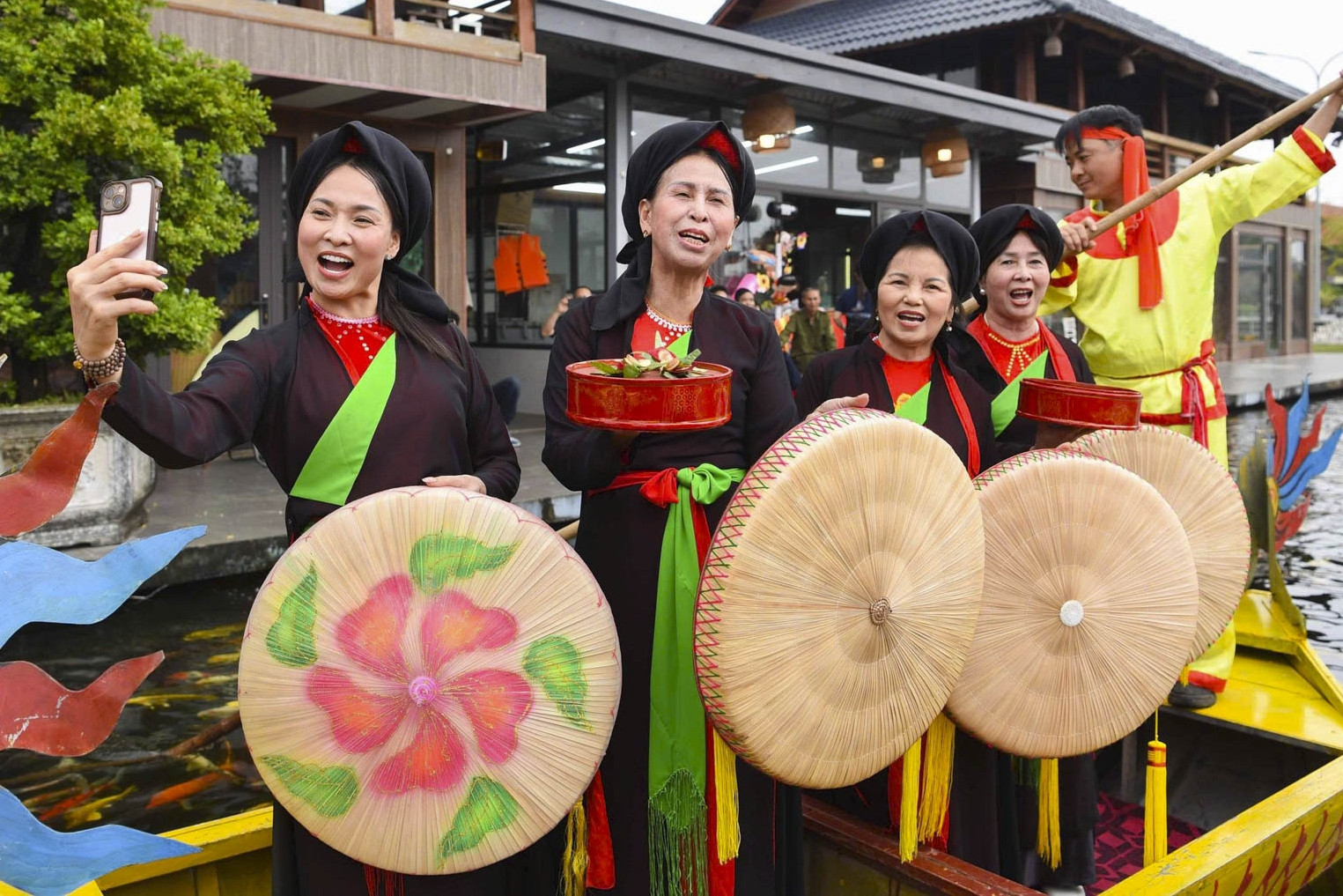 Về Bắc Ninh mặc áo tứ thân, hát Quan họ dịp đầu xuân