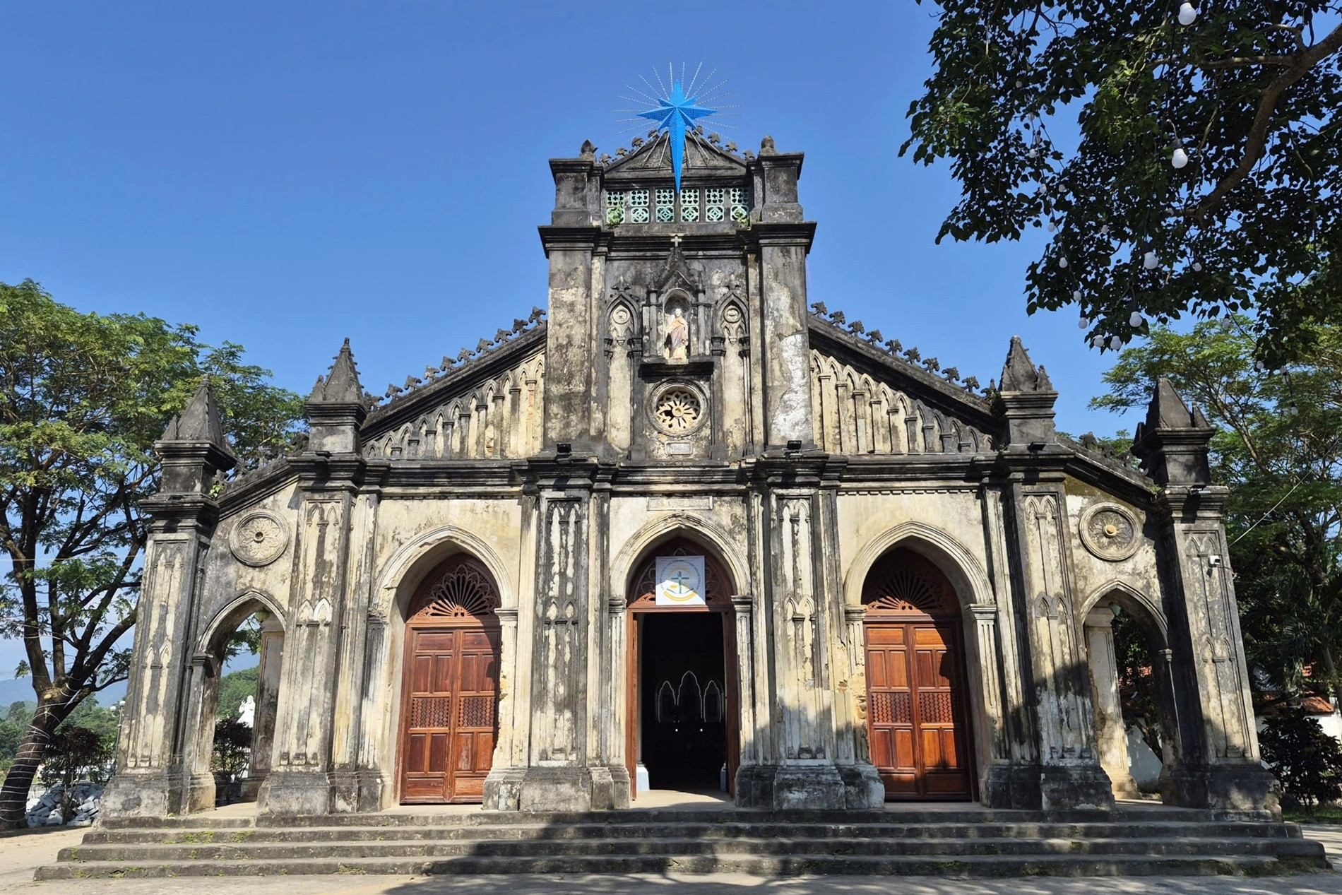 Vẻ đẹp của nhà thờ cổ hơn 120 tuổi xây bằng vỏ cây và dây tơ hồng