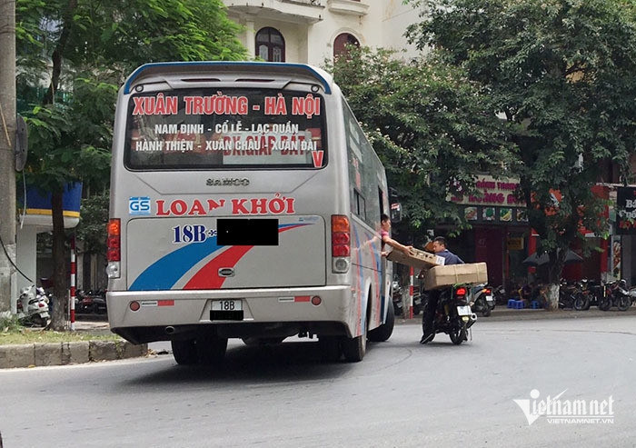 W-de cua o to mo khi dang chay se bi phat nang 1.jpeg