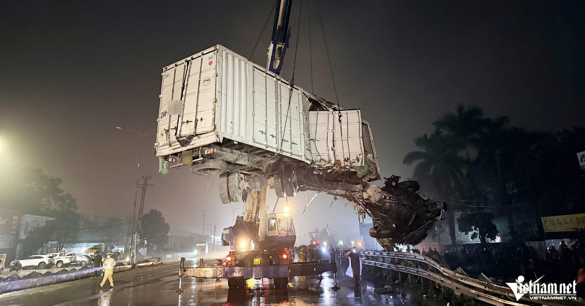 Hiện trường vụ tai nạn giữa ô tô tải và tàu hỏa ở Hà Nội khiến 1 người tử vong