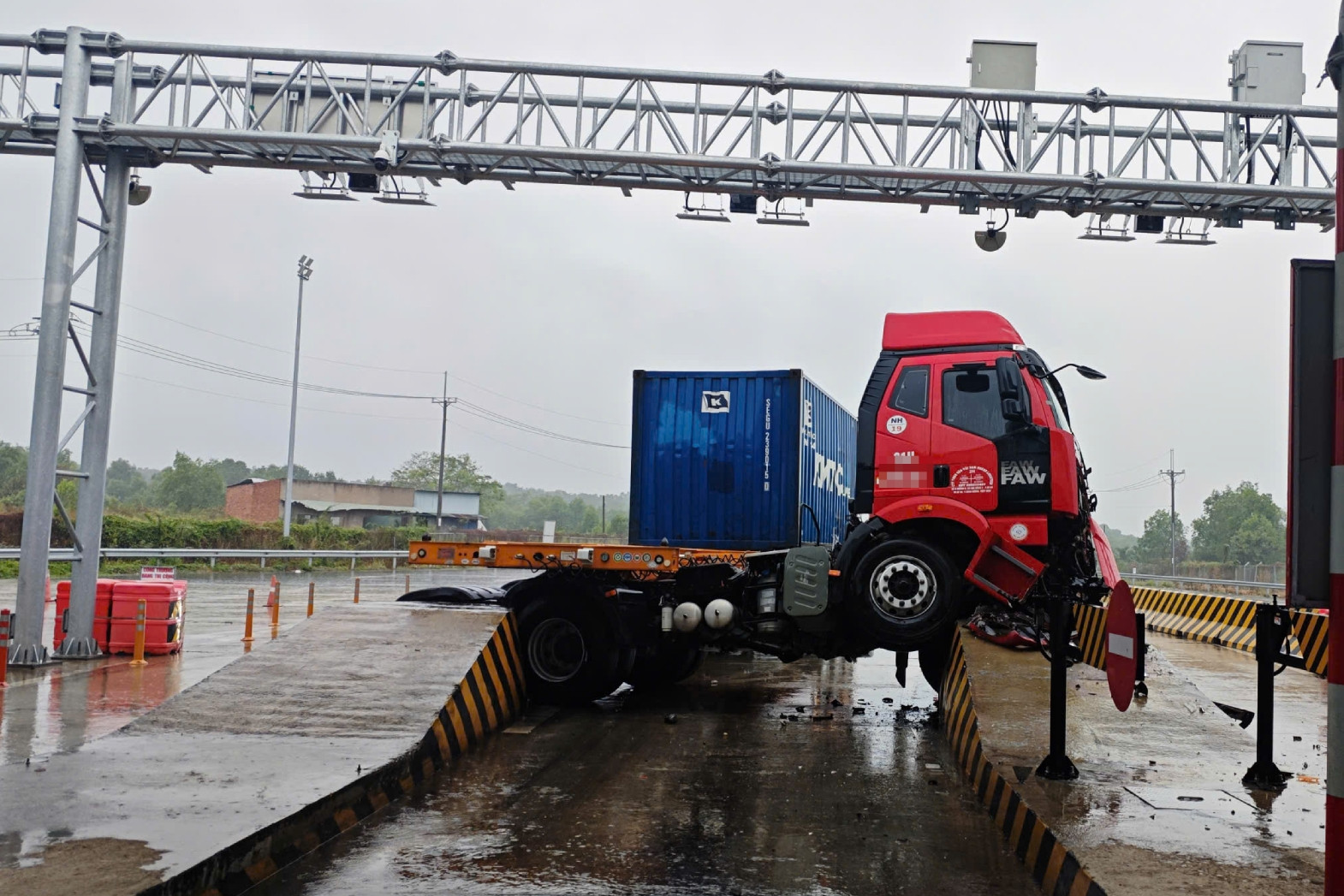 Xe container tông trạm thu phí trên cao tốc Bến Lức – Long Thành