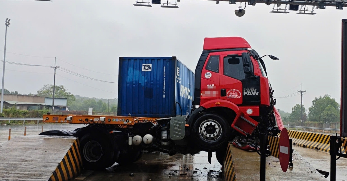 Xe Container Tông Trạm Thu Phí Cao Tốc Bến Lức - Long Thành, Giao Thông Tê Liệt
