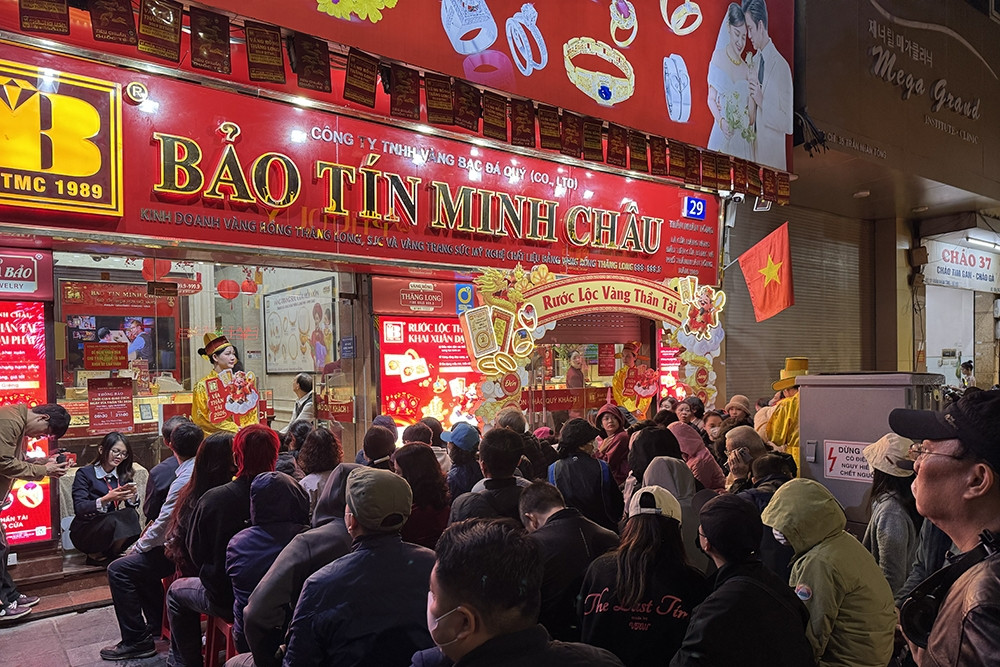 Xếp hàng từ 3 giờ sáng mua vàng Thần Tài, nhiều người lãi đậm sau một năm