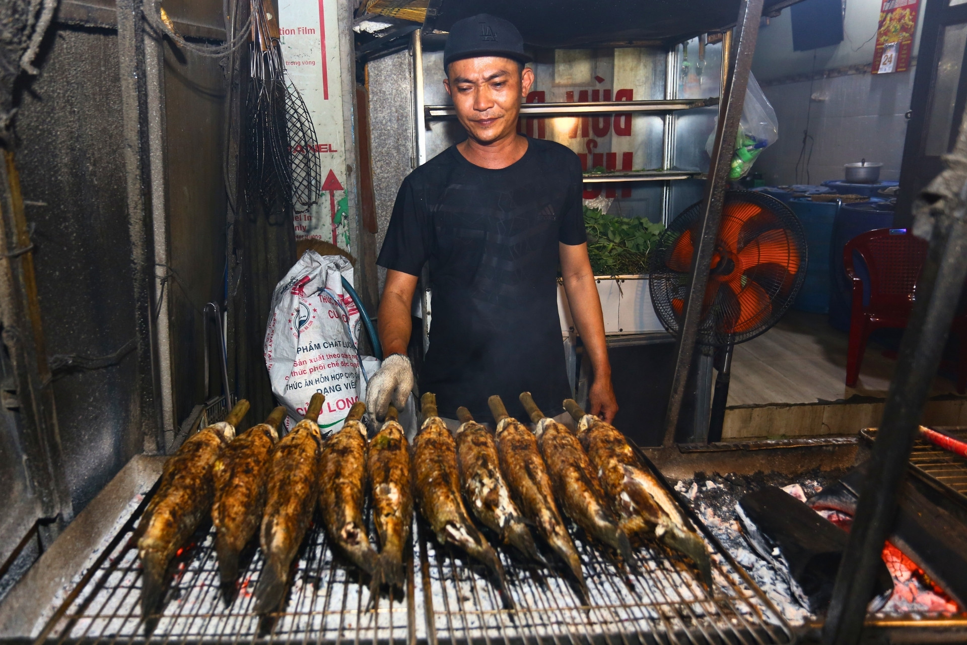 Xuyên đêm nướng nghìn con cá lóc, kịp giờ đẹp cúng vía Thần Tài