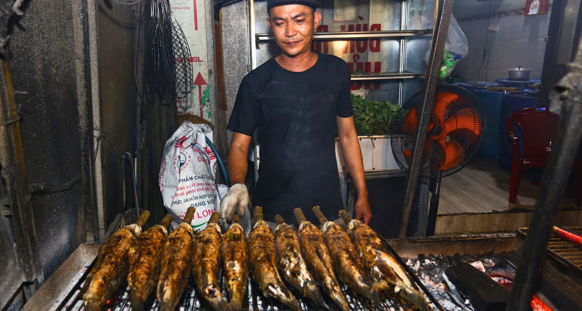 Xuyên đêm nướng nghìn con cá lóc, kịp giờ đẹp cúng vía Thần Tài