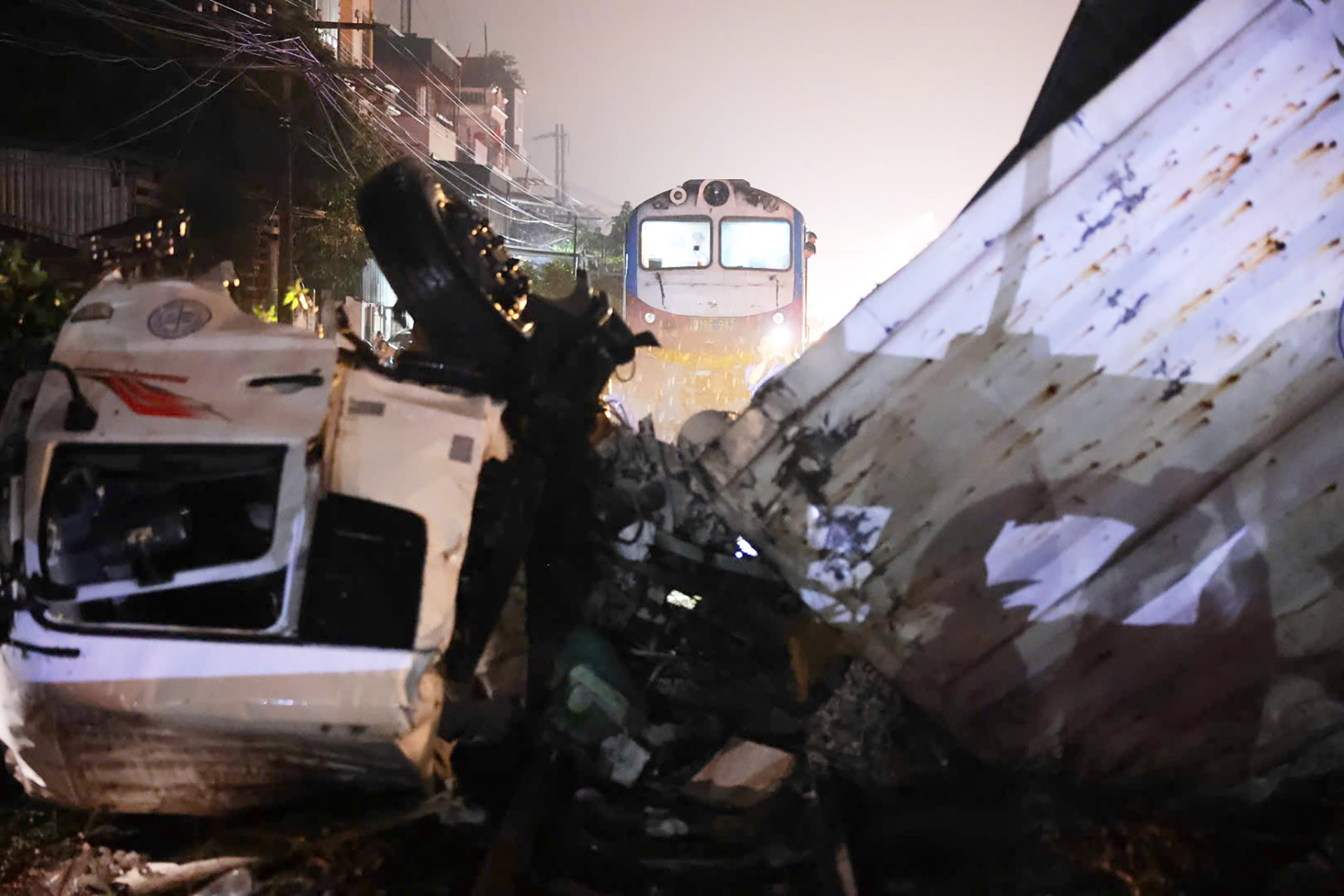 Vụ xe tải bị tàu hỏa tông biến dạng ở Hà Nội: Cục CSGT phát cảnh báo khẩn