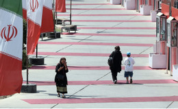 Các nước khuyến cáo công dân rời Iran. Ảnh: EPA