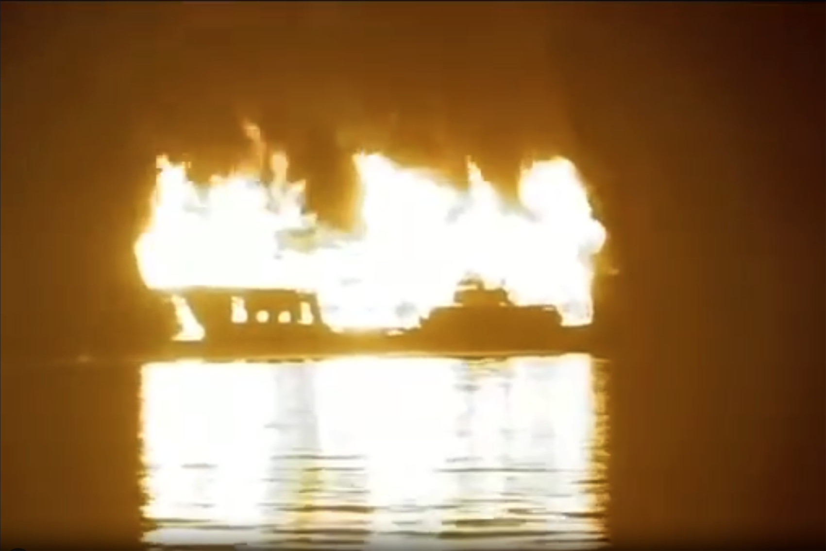 Cháy tàu du lịch chở 41 người trên vịnh Hạ Long