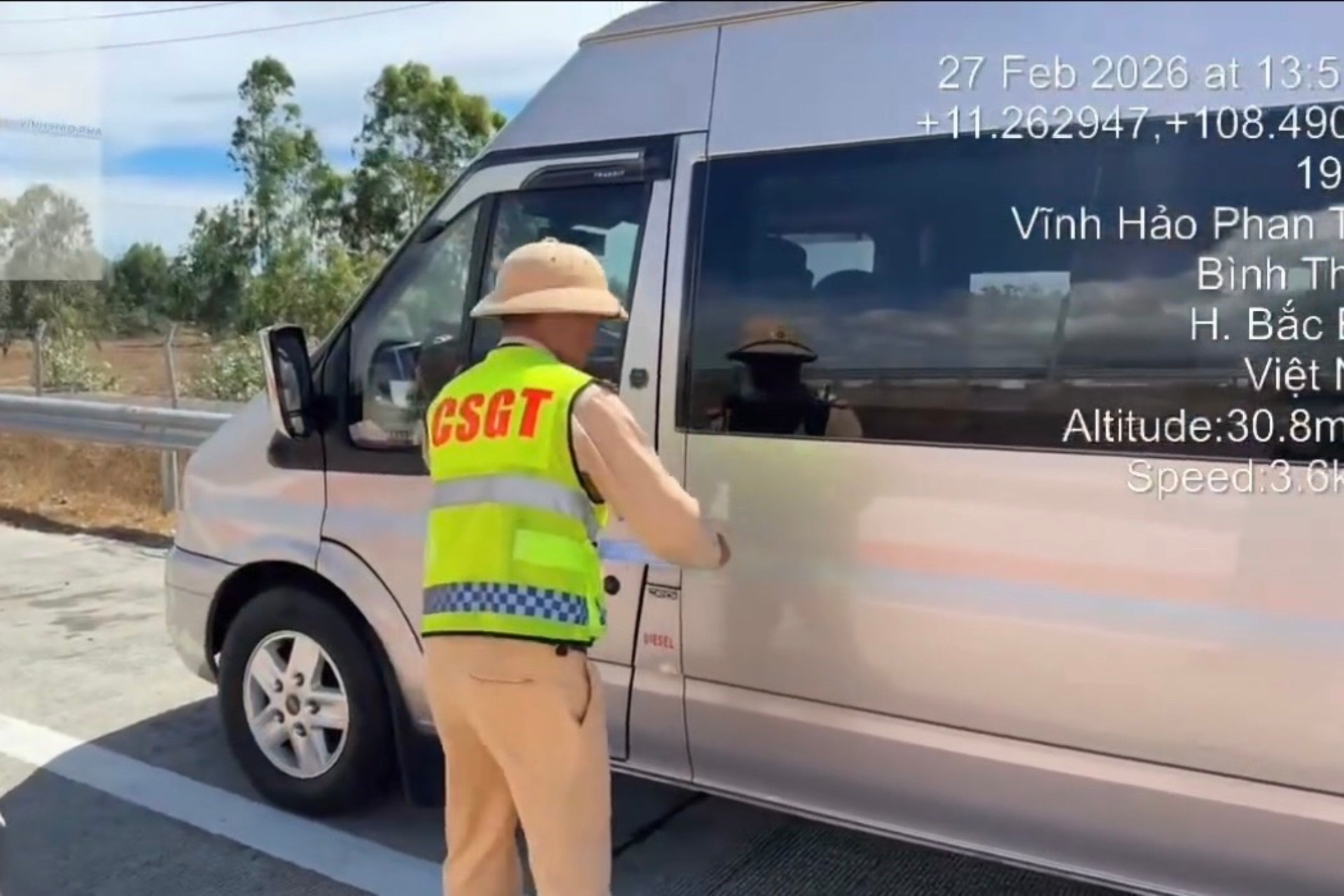 CSGT niêm phong ô tô chở khách trên cao tốc do lỗi khó tin của tài xế