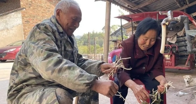 Cụ ông 81 tuổi 'bắn rap' tỏ tình vợ trong tiệc mừng thọ, câu chuyện tình 60 năm lay động lòng người