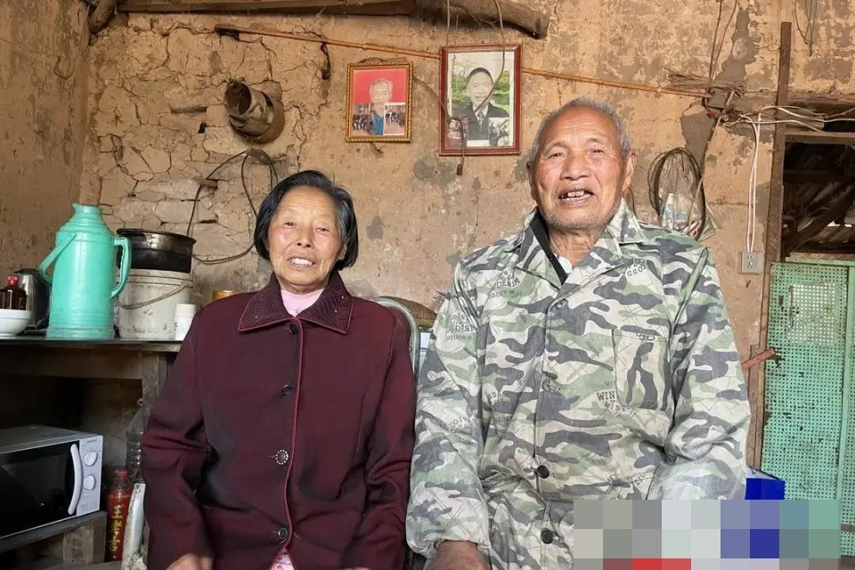 Cụ ông 'bắn rap' tỏ tình vợ trong tiệc mừng thọ 80 tuổi, cả nhà rơi nước mắt