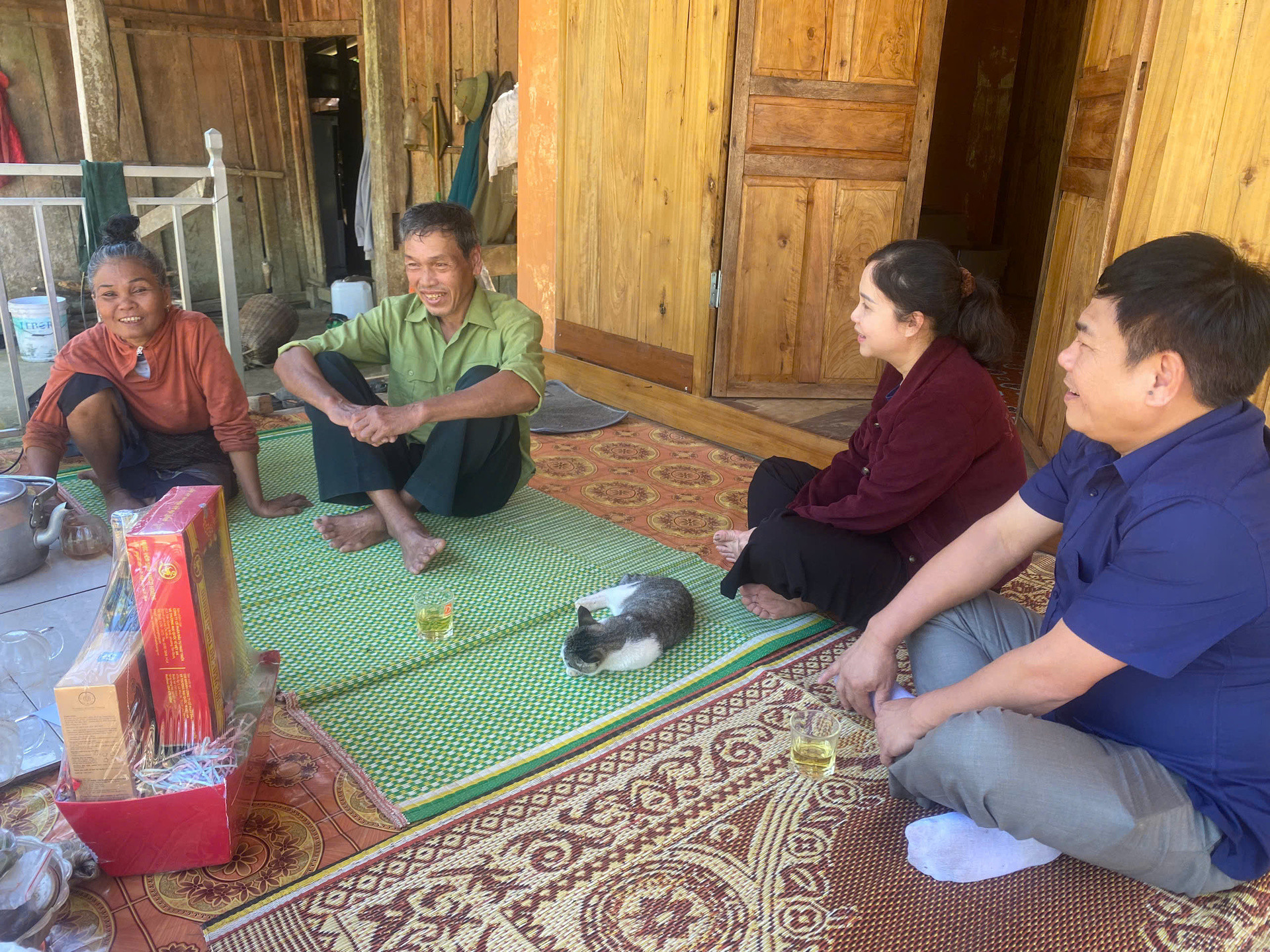 Đại diện Ban Dân tộc – Tôn giáo thuộc Sở Nội vụ tỉnh Hà Tĩnh thăm gia đình ông Hồ Sơn, dân tộc Chứt, Người có uy tín bản Giàng II, xã Hương Xuân..jpg